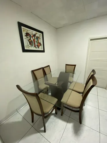 Mesa de jantar com cadeiras