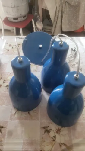 Três luminárias com lâmpadas