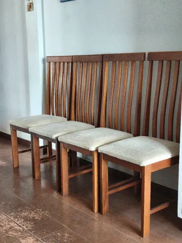 Conjunto com 4 cadeiras de madeira e estofado