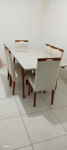 Estou vendendo uma mesa de 6 cadeira pra vender ligeiro seminovos perfeita condições boa 