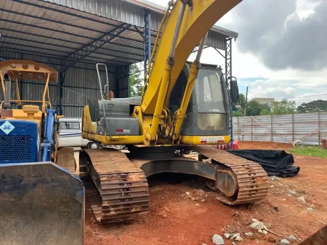 Escavadeira New Holland E215 B