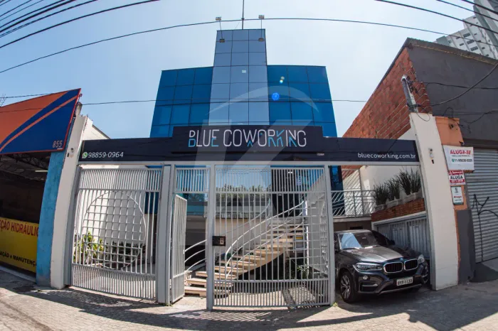 Edifício Comercial com Fachada de Vidro na Ataliba Leonel