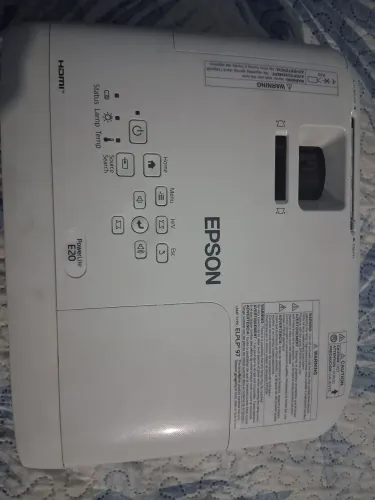 Vende-se um protetor data-show em estado de novo bem conservado com todos os seus assesori