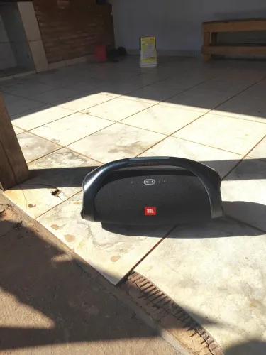 Estou vendendo uma JBL boombox 2 semi nova. Bateria excelente, som sensacional.