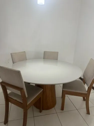 MESA COM TAMPO DE VIDRO COM 4 CADEIRAS 