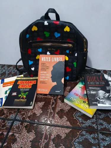 Super Desapego: Mochila Betty Boop + Lote com 5 Livros