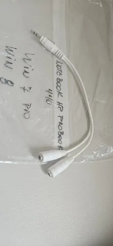 <br>adaptador divisor de áudio, um conector macho de 3,5 mm e duas entradas fêmea de 3,5 mm.