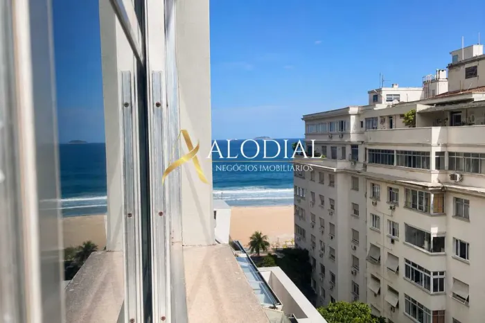 Apartamento à venda com vista lateral para o mar e excelente localização!