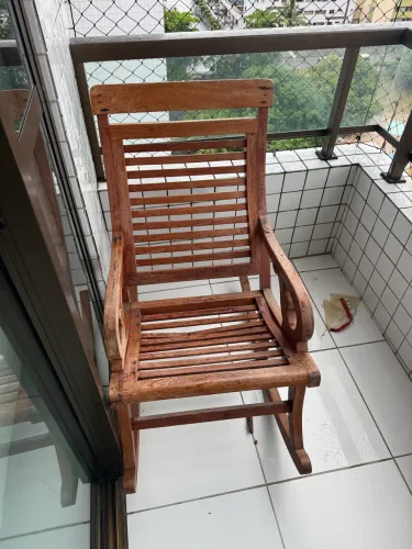 Vendo cadeira de balanço em madeira maciça.