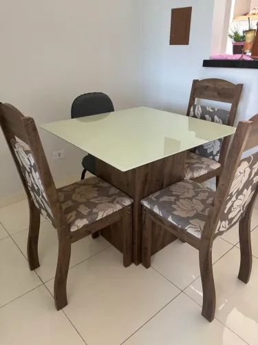 Mesa com 3 cadeiras