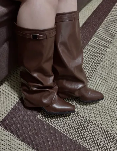Bota com capa marrom feminina