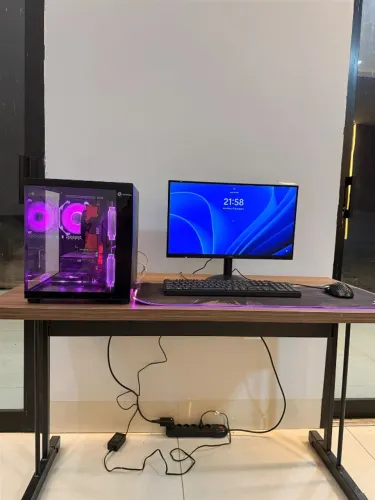 Mesa para computador com tampo amadeirado e estrutura metálica