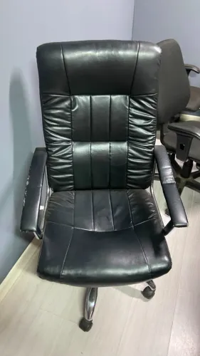 Cadeira de Escritório Presidente Preta (Com detalhes de uso)