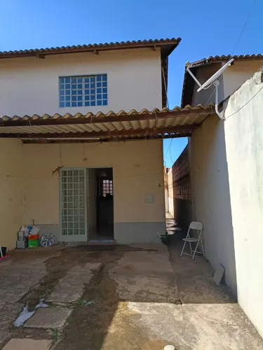 Alugo sobrado 2/4 garagem coberta.