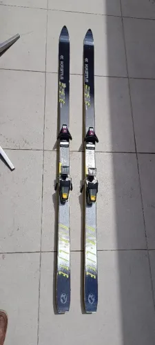 Esquis vintage da marca Kastle modelo Air-Lite.