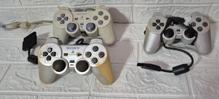 Controles para ps2 e ps1 com defeito para uso de peças ou conserto