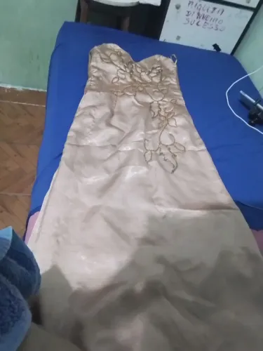 Estou vendendo ess3 vestido por 20 reais por motivo de viagem