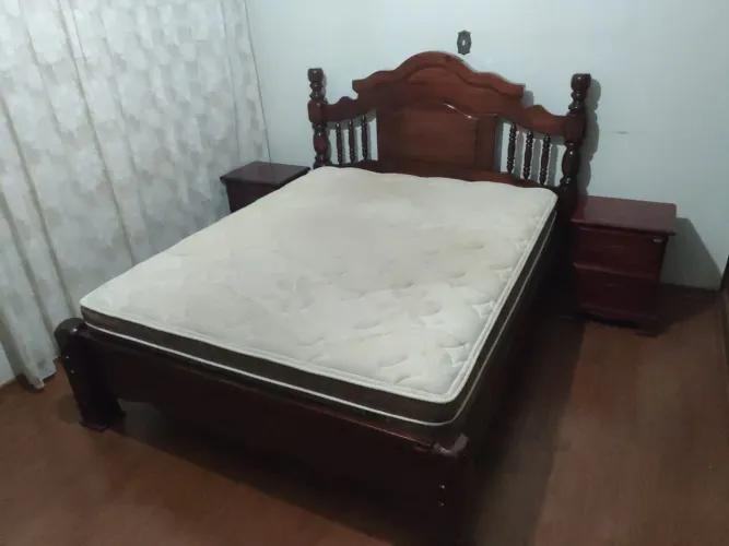 Cama com colchão e criado Queen em imbuía