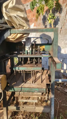 MÁQUINA DE FAZER BLOCOS E CANALETAS