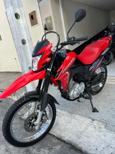 Vendo bros 2024 de único dono extra , possui manual e chave reserva ?
