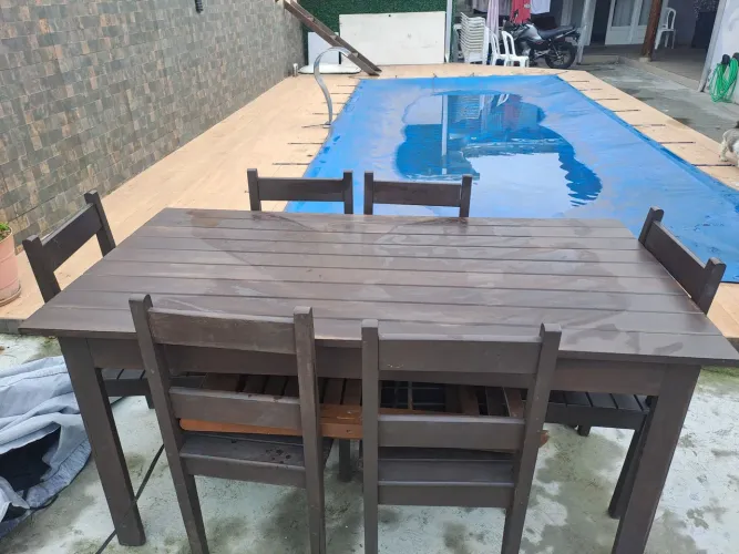 Vendo messa de madeira com seis cadeiras 700 reais 