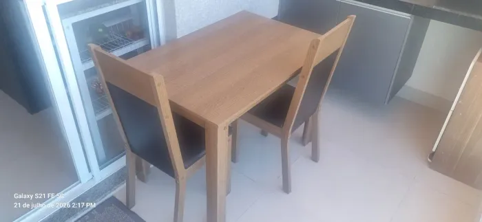 Mesa madeira com 2 cadeiras