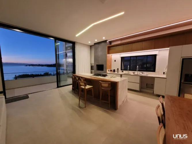 Casa ampla com 3 suites e vista mar em Florianópolis