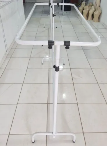 ARARA DE ROUPA