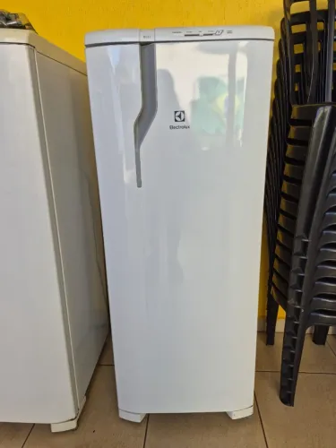 Electrolux RE31, capacidade de 240 litros, em excelente estado de conservação.