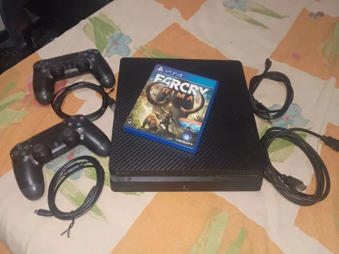 PS4, 2 controles, 1 jogo e cabos por R$ 1.200,00. Não envio, só para retirada.