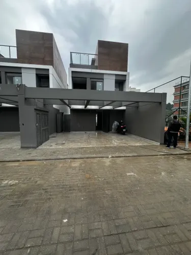 Casa de condomínio para venda tem 224 metros quadrados com 3 quartos