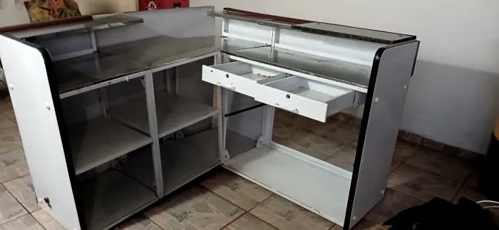 Caixa de aço inox com gavetas prateleiras e mostruário em L