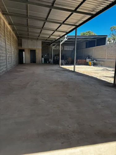 Alugo área com 300 metros sendo 230 coberto
