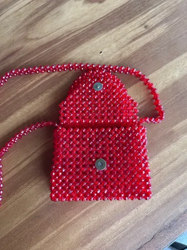 Bolsa vermelha de miçangas com fecho