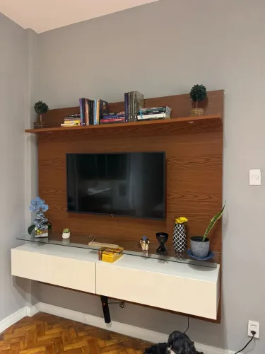 Painel completo com rack e prateleira