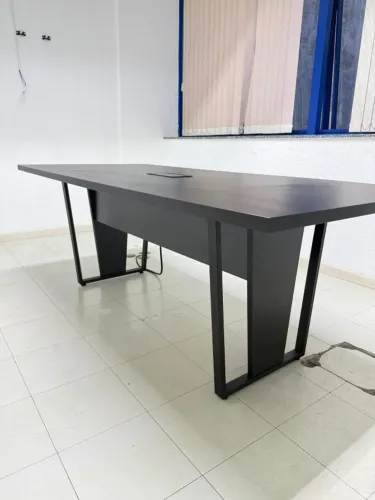 Mesa de reunião / trabalho com tomada