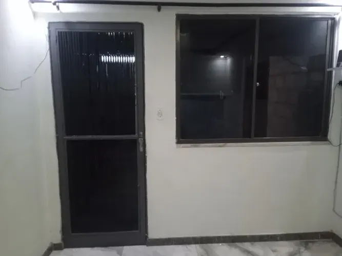 Porta e janela com vidro em perfeito estado!