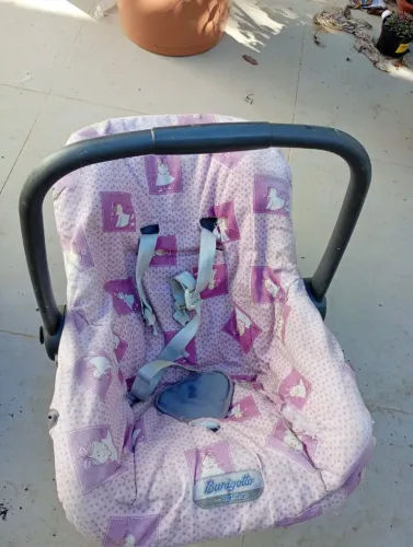 Cadeirinha de bebê só está com cinto solto quebrado retirar em Piatã