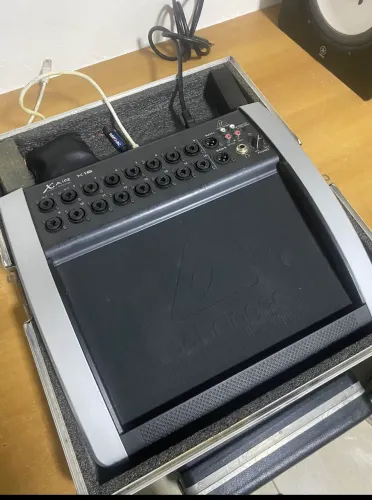 Mesa digital Behringer X18