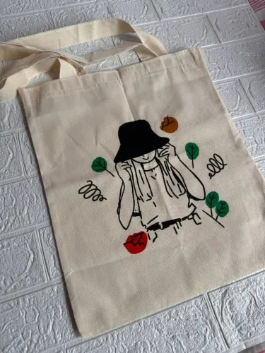Ecobag com estampa de mulher estilizada