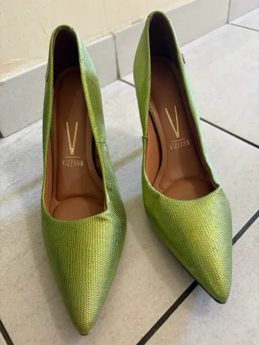 Scarpin verde metálico 