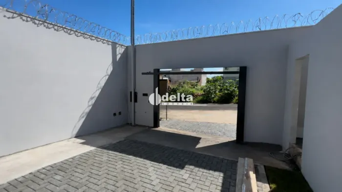 Casa com 3 quartos sendo 1 suíte disponível para venda no bairro Laranjeiras em Uberlândia