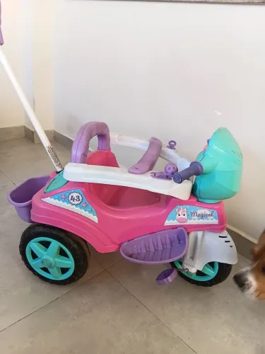 Carrinho de Passeio e Pedal 2 em 1 Motoca Triciclo Baby City Menina Maral