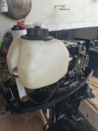 Vendo motor mercury 5hp em bom estado. Valor,3,500,00