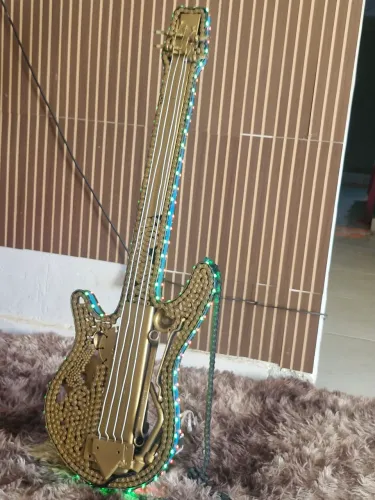 Guitarra feito de ferro