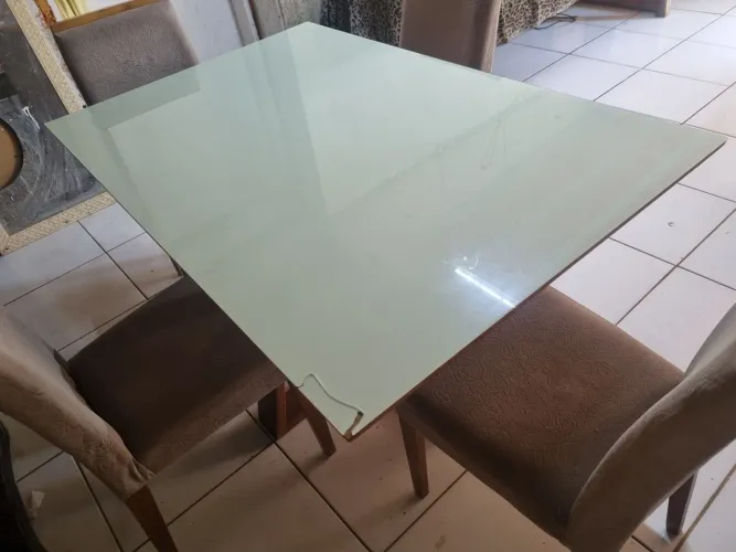 Mesa tampo de vidro com 4 cadeiras