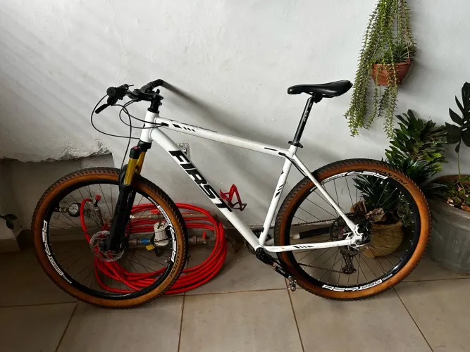 BIKE FIRST Aro 29 | Quadro 21 | Shimano Deore | Freio Hidráulico