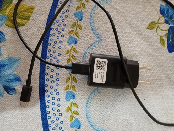 Carregador de celular Motorola turbo USB