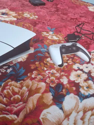 Vendo meu ps5  tudo novinho com jogos e controle original valor 5000 mais tem conversa.