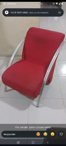 Vendo cadeira cor vermelha 